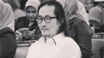 Dian Pramana Poetra Dimakamkan Satu Liang Lahad dengan Ayahnya