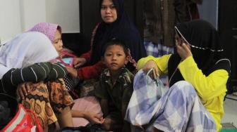 Suasana warga  desa Caringin saat mengungsi di Masjid Jami Al-Hidayah daerah Kampung Picungbera, Anyer, Banten, Selasa (25/12). [Suara.com/Fakhri Hermansyah]