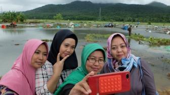 Viral Foto Selfie di Dekat Puing Tsunami Selat Sunda, Psikolog: Memalukan!