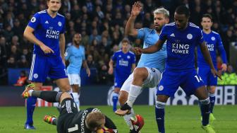 Kiper Leicester Kasper Schmeichel menahan bola dari kaki striker Manchester City Sergio Aguero selama pertandingan sepak bola Liga Premier Inggris antara Leicester melawan Manchester City di Stadion King Power, Leicester, Inggris, Rabu (26/12). [Lindsey PARNABY / AFP]