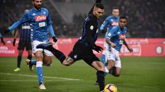 Pemain depan Inter Milan Mauro Icardi menembak ke gawang Napoli selama pertandingan sepak bola Serie A Italia antara Inter Milan melawan Napoli di Stadion Giuseppe Meazza, Milan, Italia, Kamis (27/12). [Marco BERTORELLO / AFP]