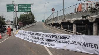 Suasana di lokasi retaknya "flyover" Cengkareng, Jakarta Barat, Kamis (27/12). [Suara.com/Fakhri Hermansyah]