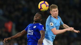 Gelandang Leicester Nampalys Mendy bersaing dengan gelandang Manchester City Kevin De Bruyne selama pertandingan sepak bola Liga Premier Inggris antara Leicester melawan Manchester City di Stadion King Power, Leicester, Inggris, Rabu (26/12). [Lindsey PARNABY / AFP]