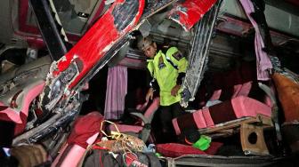 Petugas mengevakuasi korban kecelakaan yang melibatkan dua bus di jalan raya Situbondo, Ketapang, Banyuwangi, Jawa Timur, Kamis, (27/12). [ANTARA FOTO/Budi Candra Setya]