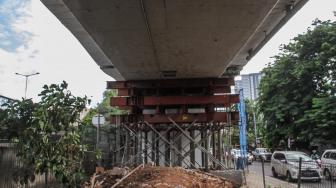 Petugas memperbaiki retakan di "flyover" Cengkareng, Jakarta Barat, Kamis (27/12). [Suara.com/Fakhri Hermansyah]