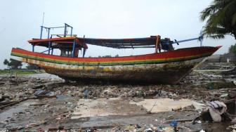 Ombak Besar Landa Pasaman Barat, 10 Perahu Nelayan Hancur, Ratusan Juta Melayang