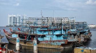 Nelayan beraktifitas di perahu nelayan saat bersandar di Pelabuhan Muara Angke, Jakarta, Kamis (27/12). [Suara.com/Muhaimin A Untung]