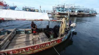 Nelayan beraktifitas di perahu nelayan saat bersandar di Pelabuhan Muara Angke, Jakarta, Kamis (27/12). [Suara.com/Muhaimin A Untung]