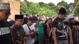 Warga Serbu Pemakaman Anak Aa Jimmy yang Jadi Korban Tsunami