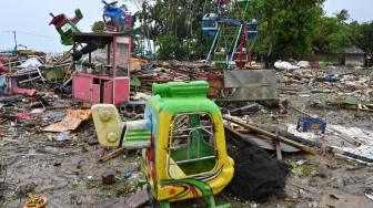 Usai Sepekan Tsunami Selat Sunda, Puing di Pantai Carita Masih Berserakan