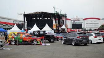 Ratusan Modifikator Numplek di Ajang MAXI Auto Modfest