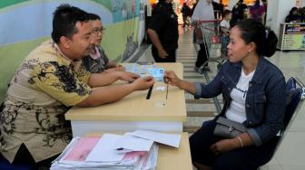 Suasana pelayanan publik pembuatan e-KTP  di pusat perbelanjaan daerah Pondok Gede, Bekasi, Jawa Barat, Kamis, (27/12). [Suara.com/Fakhri Hermansyah]