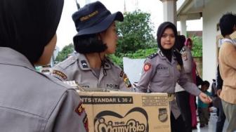 Aksi Deretan Polisi Cantik Berhijab Bantu Korban Tsunami Selat Sunda