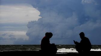 Dalam Sehari Gunung Anak Krakatau Meletus Ratusan Kali