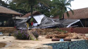 Diterjang Tsunami, Karyawan Hotel Kumpulkan Barang untuk Klaim Asuransi