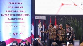 Presiden Joko Widodo (kiri) didampingi Menko Perekonomian Darmin Nasution (kedua kiri), Ketua Dewan Komisioner OJK Wimboh Santoso (tengah), Kepala Eksekutif Pengawas Pasar Modal OJK Hoesen (kedua kanan) dan Dirut PT Bursa Efek Indonesia Inarno Djajadi melakukan seremoni penutupan Indeks Harga Saham Gabungan (IHSG) 2018 di kantor Bursa Efek Indonesia, Jakarta, Jumat (28/12). [Suara.com/Muhaimin A Untung]