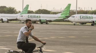 Sejumlah pesawat bersiap lepas landas dari Bandara Soekarno Hatta, Tangerang, Banten, Jumat (28/12).[Suara.com/Fakhri Hermansyah]