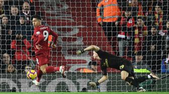 Gelandang Liverpool Brasil Roberto Firmino mencetak gol pertama timnya selama pertandingan sepak bola Liga Primer Inggris antara Liverpool melawan Arsenal di Stadion  Anfield, Liverpool, Inggris, Minggu (30/12). [Paul ELLIS / AFP]