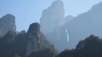 Bak Gerbang Surga, Ini Keindahan Gunung Tianmen yang Mempesona