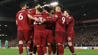 Gelandang Liverpool Brasil Roberto Firmino merayakan golnya bersama pemain Liverpool selama pertandingan sepak bola Liga Primer Inggris antara Liverpool melawan Arsenal di Stadion  Anfield, Liverpool, Inggris, Minggu (30/12). [Paul ELLIS / AFP]
