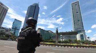 Sejumlah satuan Brimob dan Sabhara Polda Metro Jaya berjaga di sekitar kawasan Bundaran HI, jakarta, Minggu (30/12). [Suara.com/Muhaimin A Untung]