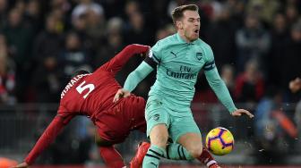 Gelandang Liverpool Georginio Wijnaldum (kiri) bersaing dengan pemain tengah Arsenal Aaron Ramsey dalam pertandingan sepak bola Liga Premier Inggris antara Liverpool melawan Arsenal di Stadion  Anfield, Liverpool, Inggris, Minggu (30/12). [Paul ELLIS / AFP]