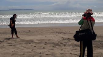 Penjaja Jasa Foto Keliling di Pantai Karang Hawu Tergerus Zaman