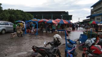 Hujan Guyur Ibu Kota, Pasar Muara Angke Sepi Jelang Pesta Tahun Baru