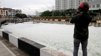 Fenomena Busa di Kali Item Kerap Muncul Saat Kemarau