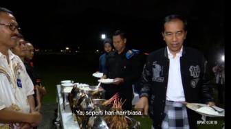 Sarungan di Malam Tahun Baru, Jokowi Borong Makanan PKL ke Istana Bogor