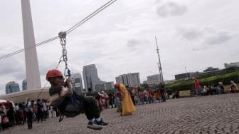 Warga memadati kawasan Monumen Nasional (Monas), Jakarta Pusat, Selasa (1/1). [Suara.com/Fakhri Hermansyah]