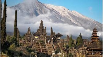 Patung-Patung Misterius Terpasang di Pura Tirta Manik Mas Jalur Pendakian Gunung Agung Bali