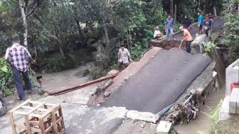 Dihantam Luapan Air Sungai, Jembatan di Pandeglang Roboh