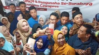 Diserbu Emak-emak Berhijab dan Berdandan Menor, Sandiaga Kewalahan
