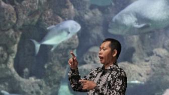 Sejumlah anggota Komunitas Advokasi Difabel Indonesia (KADI) bersama keluarga saat mengikuti wisata di wahana SeaWorld Ancol, Jakarta Utara, Selasa (1/1). [Suara.com/Fakhri Hermansyah]