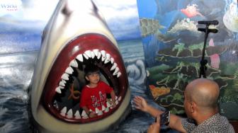 Sejumlah anggota Komunitas Advokasi Difabel Indonesia (KADI) bersama keluarga saat mengikuti wisata di wahana SeaWorld Ancol, Jakarta Utara, Selasa (1/1). [Suara.com/Fakhri Hermansyah]