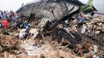 Lumpur Capai Tiga Meter, Tim SAR Kesulitan Cari Korban Longsor Sukabumi