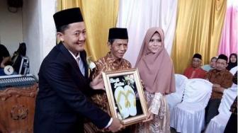 Pengantin Ini Pamer Sendal Jepit Sebagai Mahar, Filosofinya Bikin Makjleb