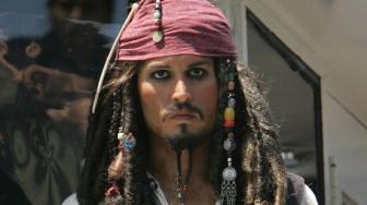 Viral Tukang Tahu Gejrot Mirip Jack Sparrow, Publik: Efek Corona Alih Kerja