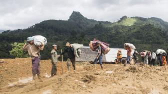 Warga memindahkan barang-barang yang tersisa saat longsor di kampung Cimapag, Desa Sirnaresmi, Kecamatan Cisolok, Kabupaten Sukabumi, Jawa Barat, Rabu (2/1). [ANTARA FOTO/M Agung Rajasa]