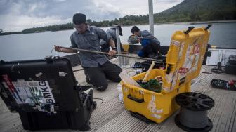 Petugas BMKG bersiap memasang alat pengukur ketinggian air atau "water level" di Pelabuhan Pulau Sebesi, Lampung Selatan, Lampung, Selasa (1/1). [ANTARA FOTO/Sigid Kurniawan]