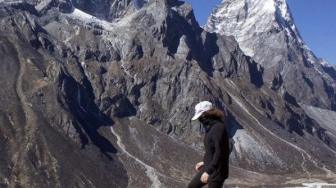 Jadi Tontonan Turis, Pemburu Madu Bertaruh Nyawa di Atas Jurang Nepal