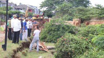 Tanggul Kali Bekasi Jebol karena Erosi Tanah di Perumahan Kemang Pratama