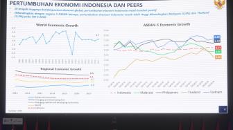 Menteri Koordinator Bidang Perekonomian Darmin Nasution memberikan sambutan saat pembukan perdagangan 2019 di Bursa Efek Indonesia, Jakarta, Rabu (2/1). [ANTARA FOTO/Akbar Nugroho Gumay]