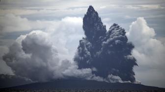 Gunung Anak Krakatau Terus Semburkan Lava Pijar