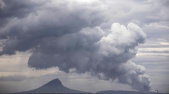 Erupsi Gunung Anak Krakatau terlihat dari KRI Torani 860 saat berlayar di Selat Sunda, Lampung, Selasa (1/1/2019).[ANTARA FOTO/Sigid Kurniawan]