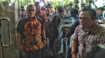 Ketua KPU Arief Budiman bersama dengan Kabareskrim Komjen Pol Arief Sulistyanto, Anggota Bawaslu RI Fritz Edward Siregar dan Komosioner KPU saat mendatangi Bareskrim Polri, Gedung KKP, Jakarta, Kamis (3/1). [Suara.com/Muhaimin A Untung]