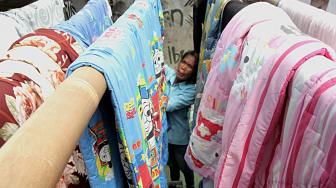 Suasana jasa pencucian pakaian atau "laundry" di Buaran, Jakarta Timur, Kamis (3/1). [Suara.com/Fakhri Hermansyah]