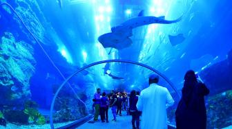 Wisatawan mengunjungi akuarium Dubai Mall di pusat kota Dubai, Uni Emirat Arab, Rabu (2/1).[GIUSEPPE CACACE/AFP]