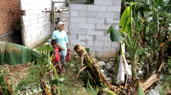 Suasana rumah kontrakan yang ambles di Rawa Panjang, Bekasi, Jawa Barat, Kamis (3/1). [Suara.com/Fakhri Hermansyah]